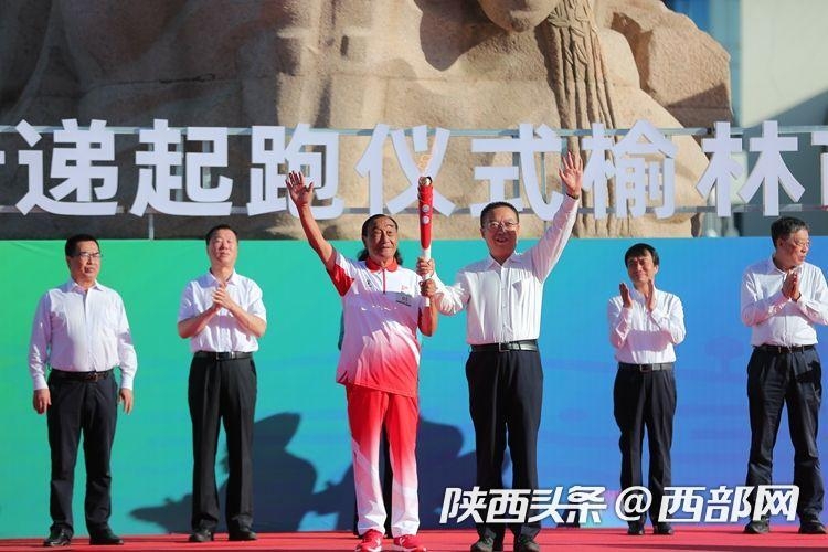 塞上古城開跑！ 十四運(yùn)會(huì)和殘?zhí)貖W會(huì)火炬在榆林傳遞